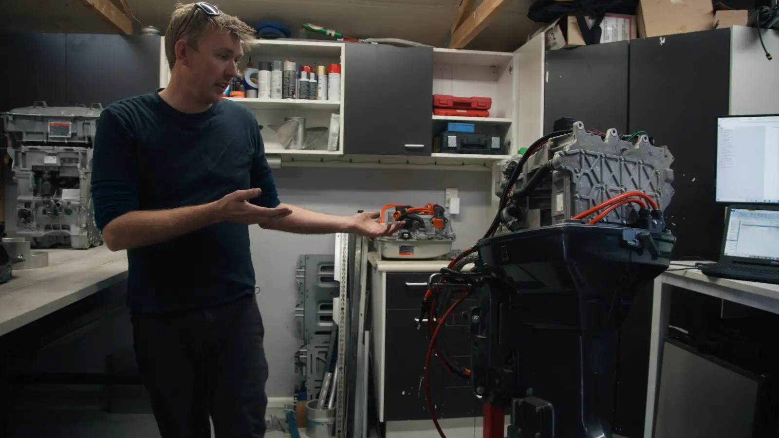 Michael Smit in the workshop with the electric outboard motor.. 